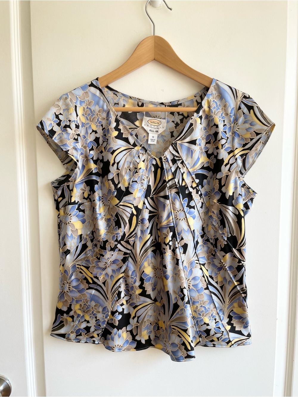 Talbots Vintage Womens Pure Silk Cap Sleeve Top Size 12 Blue Dahlia Floral Print